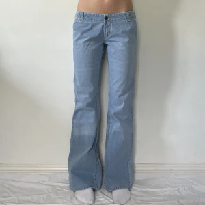 lågmidjade jeans - använd köp nu! midja:82 innerben:80💋 jag är w28 och 169 som referens