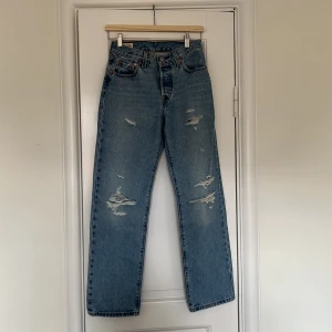 LEVI’S 501 90’s - Superfina 501 90’s med slitningar. Sitter sååå fint men använder för lite. Använd endast 1 gång. 
