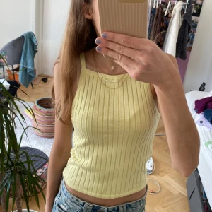 Gult ribbat linne - Jättefint linne från hm! Storlek 146-152 men är som en xs/s för den e jättestretchig❤️❤️