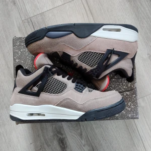 Jordan 4 Taupe Haze - Ett par Jordan 4 Taupe Haze i storlek 42/43, helt oanvända, köpta här på plick - säljer pga fel storlek