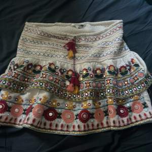 zara kjol mönstrad som inte säljs någonstans längre från förra sommaren💗 små slitningar i trådarna (se exempel bild) och en lös tråd bak som syns på sista bilden men ingenting märkbart
