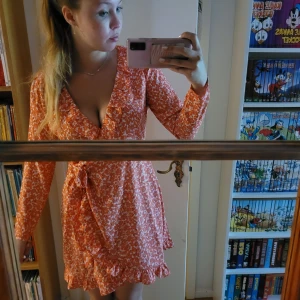 Omlottklänning  - En nästan helt oanvänd somrig och söt ally Bell klänning i omlottmodell med blommigt mönster. Förhöjer sommarbrännan och sitter så snyggt och bekvämt. 