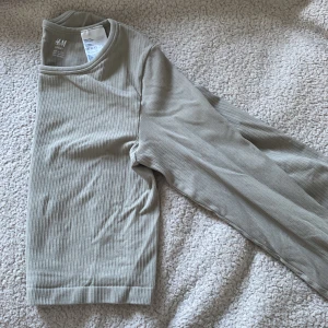 Träningströja från H&M - Träningströja, använd men i bra skick. Frakt ingår ej. 