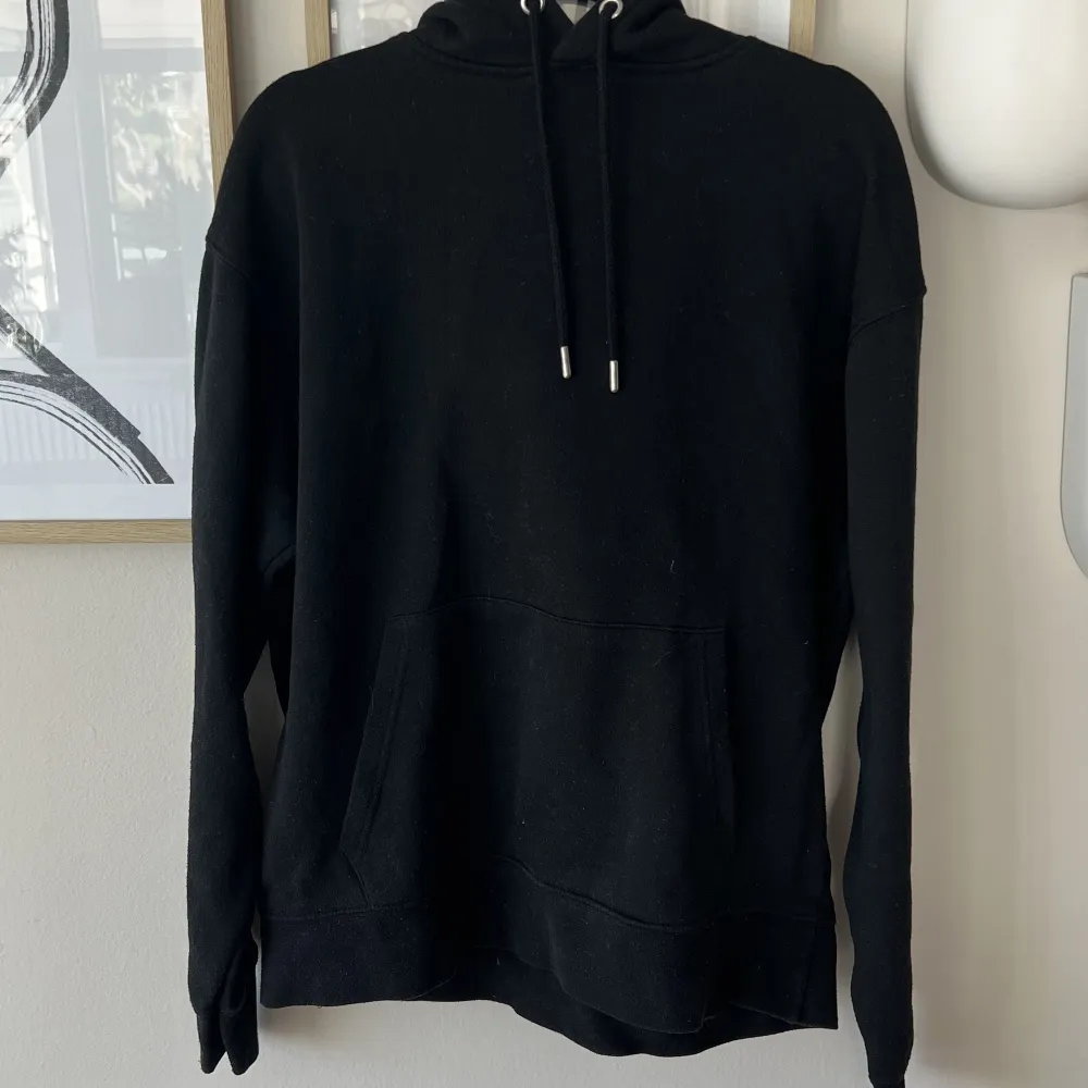 Dags att sälja min fina svarta hoodie från Pull&Bear. 9,5/10 skick. Den är knappast använd har haft den i någon månad men har nu tyvärr växt ur den, hade annars haft kvar den. Tveka inte på att ställa frågor:) MVH Albin. Hoodies.