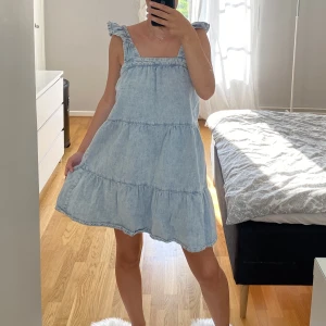 Jeans klänning  - En jätte fin jeans klänning i storlek xs 🩵 Säljer den pga att den aldrig har kommit till användning, om du har någon fråga är det bara att skriva. 🩵 Står inte för frakten!