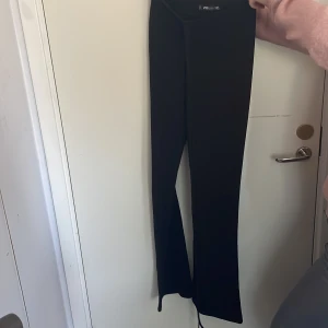 Svarta byxor - Svarta byxor i skönt material, som man sedan knyter i midjan men ett långt snöre. Stretchigt material.
