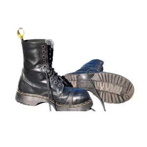 De.martens  - 10 håliga Dr.Martens med stålhetta i storlek 7/41 dom är använda men ändå i bra skick! 
