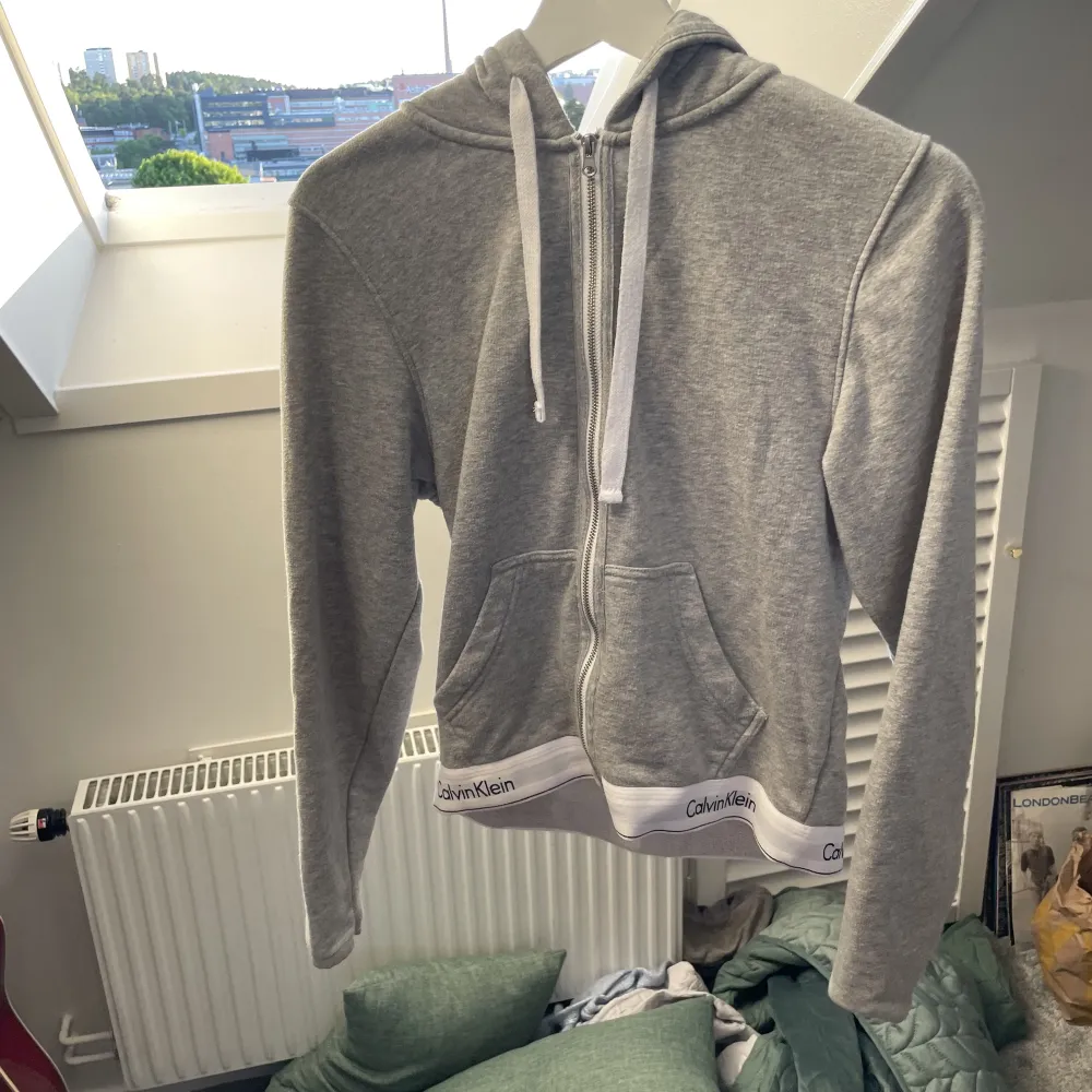 Säljer min Calvin Klein hoodie, nypris ligger på 900kr.. Hoodies.