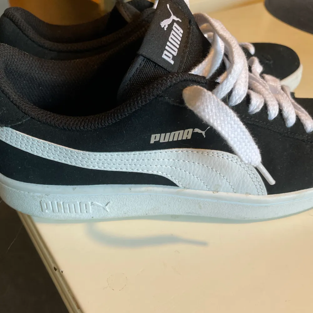 Knappt använda sneakers ifrån Puma med Soft Foam-sula. Strl 39. Skor.