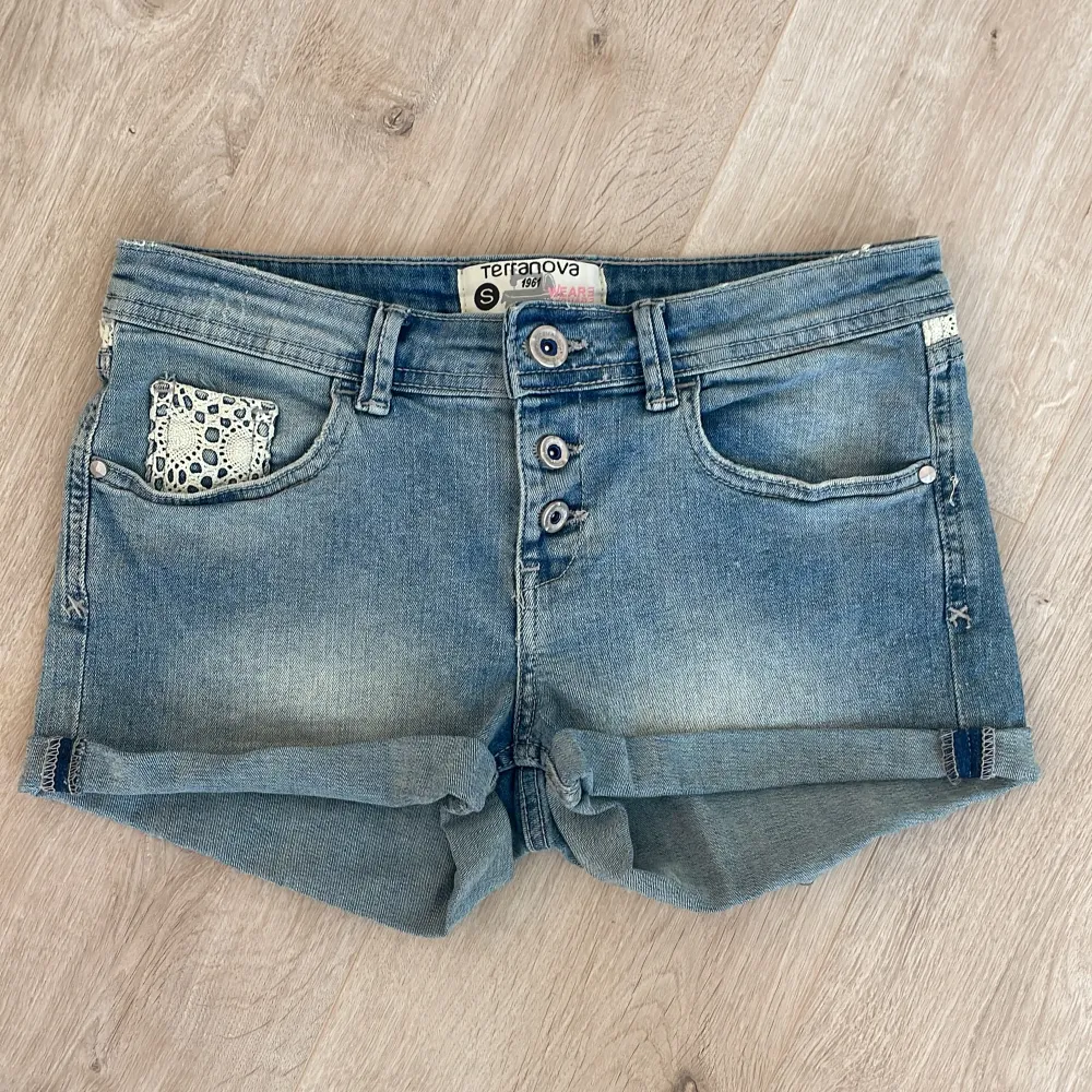 Ett par jeansshorts som är köpta secondhand men inte kommit till användning 💘 De är lågmidjade och korta. Har inte används av mig och är i bra skick. Coolt vitt mönster bak och fram😍. Shorts.