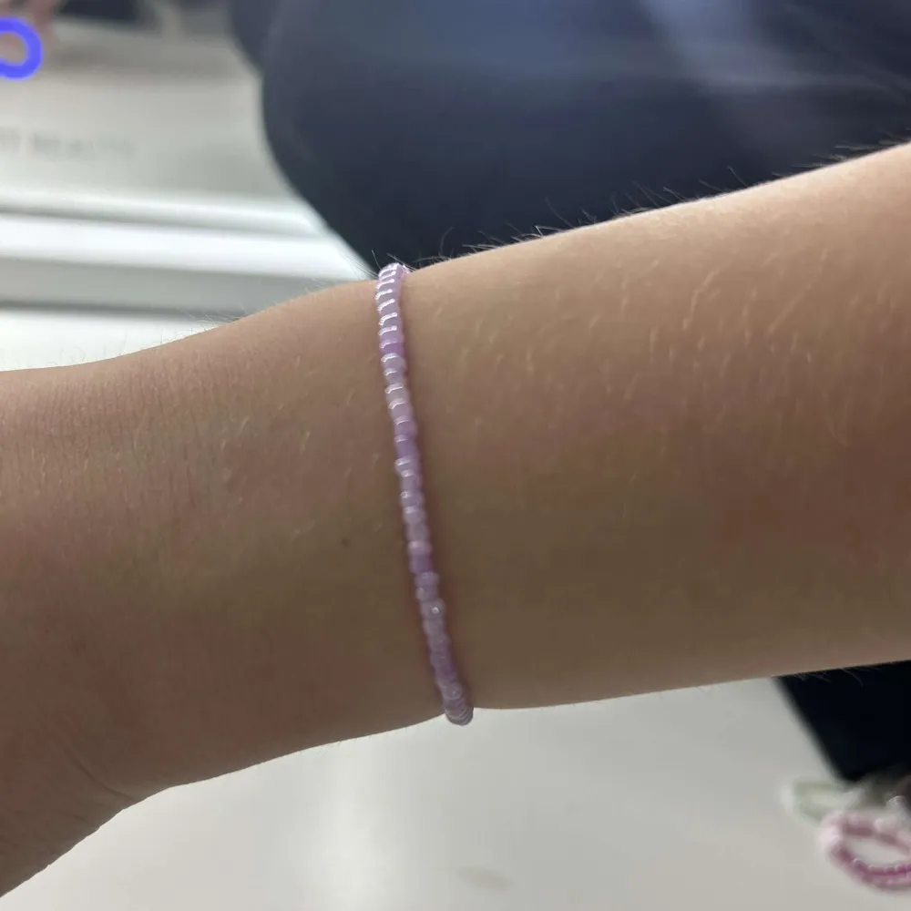 Ett ljuslila armband i storlek S men fins också i andra storlek om de fins inresse, finns de frågor är de bara att kontakta oss!💕💗. Accessoarer.