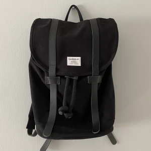 Sandqvist Stig Ryggsäck  - Säljer denna ryggsäck från Sandqvist i modellen Stig, använd endast ett par gånger. Läderdetaljerna är äkta läder. Säljer då den inte används :)  Kan fraktas men får gärna också upphämtas i Västerås💖