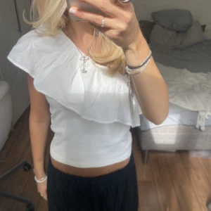 Zara topp - Säljer denna one shoulder zara topp. Har du någon fråga så är det bara att höra av sig🫶🏻Köp direkt för 250