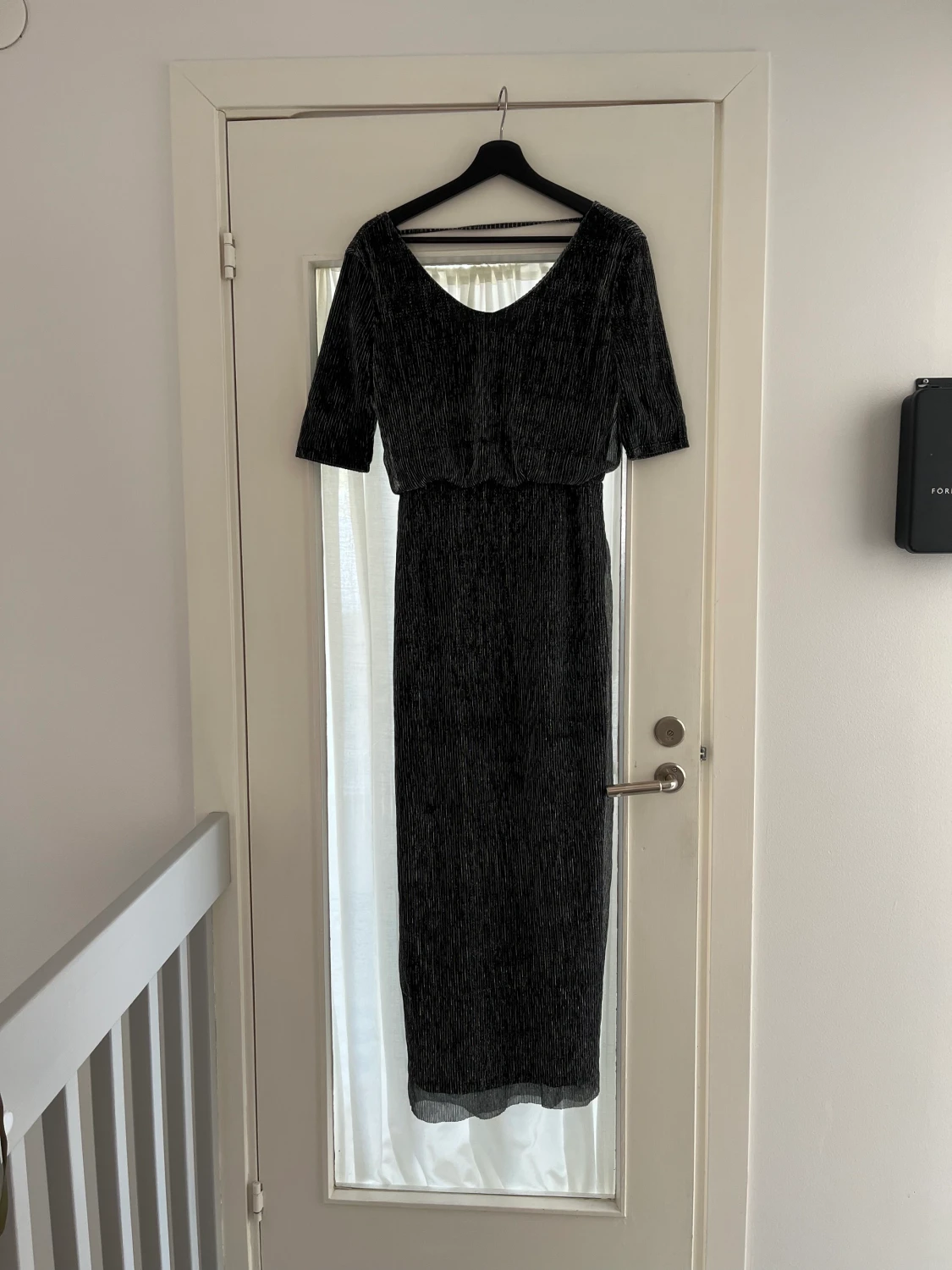 Glittrig längklänning från VILA - 90