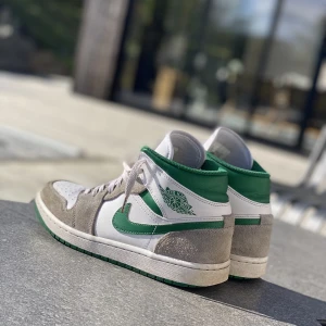 Jordan 1 mid ”Grey Green” - Jag säljer mina Jordan 1 mid ”Grey Green” för att de är för små för mig. Köpta på Merchsweden och kvitto finns. Dem är i okej/bra skick.