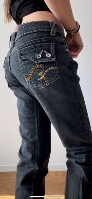 Jeans - Säljer ett par jeans som är förstora för mig! De är i bra kvalité och är vintage! Märket är DisanIndustry! Midjemåttet: 43 Innerbensmåttet: 89