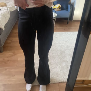 Svart kostymbyxa  - - Hög i midjan - Bootbut-modell - Inga fickor (Jag är 164cm som referens) Kunden står för frakt 🚚 