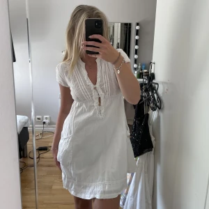 Vit sommarklänning  - Säljer denna super söta sommarklänningen. Knappt använd, köparen står för frakten❤️