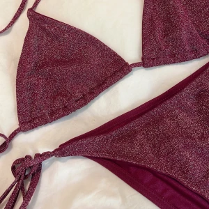TRIANGL Bikini lila - Triangl ”glitter” bikini i mörk lila, nyskick. Storlek S på underdel och M på överdel.   Kolla gärna mina andra bikini ads🫶