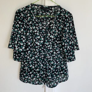 Sommarblus  - En mönstrad somrig blus från Kappahl med knappar! Storlek 34 Lite resår i midjan som gör att det blir ett fin fall! 