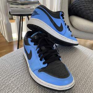 Hej, säljer nu mina Jordan 1 university Blue black, nypris på farfetch, restock merchsweden, ligger skorna på mellan 3 300kr - 5 000kr, väldigt bra skick!  Skorna är använda 5 gånger👍  Pris kan diskuteras, sms/telefon, Hör gärna av er till 0706203092