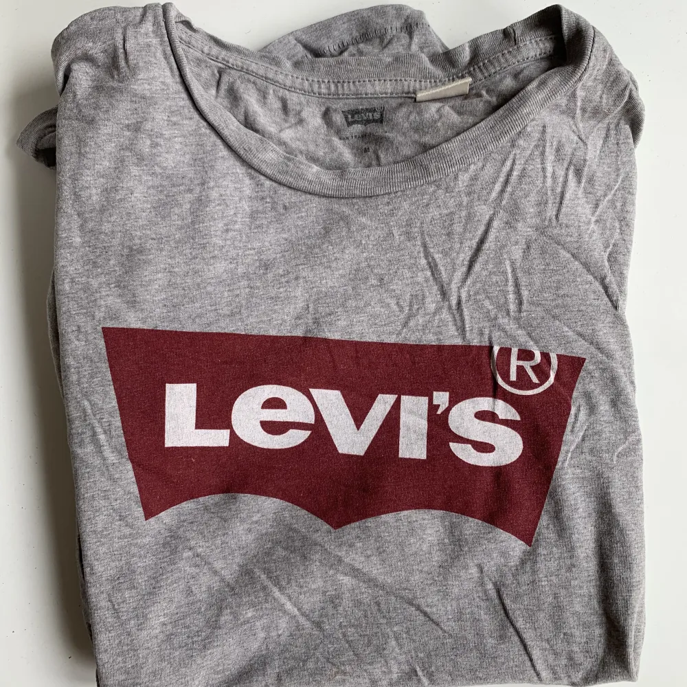 snygg grå t-shirt med rött levi’s märke. storlek M. har du några frågor eller vill se fler bilder så kommentera gärna! :). T-shirts.