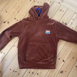 Manchester Butter hoodie - Riktigt  snygga butter hoodie. Använd bara ett fåtal gånger och är nyskick. Köpte den på junkyard och  Inga deffekter eller fläckar. Använder den ej längre så det är därför jag säljer den