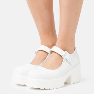 koi footwear mary janes  - vita mary jane skor från koi footwear. hade dom på min student förra året men har inte använt som sen dess, har tyvärr lite slitage därav priset, perfekta till studenten!!