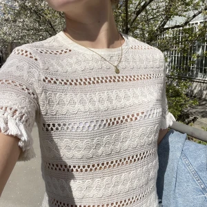 Vit ”virkad” topp  - Säljer denna super fina toppen😍😍startpris är 180kr