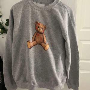 Gullig fashionbear tröja som säljs på grund av lite användning. Den är i ett väldigt skönt material!! Köpte för 499 och har bara använt 1 gång så därför tänker jag sälja den för runt 300. Om fler är intresserade av tröjan kommer jag starta en budgivning💗