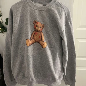 Fashionbear tröja - Gullig fashionbear tröja som säljs på grund av lite användning. Den är i ett väldigt skönt material!! Köpte för 499 och har bara använt 1 gång så därför tänker jag sälja den för runt 300. Om fler är intresserade av tröjan kommer jag starta en budgivning💗