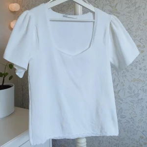 Tröja - Tröja med korta armar. Lite tjockare tyg som ger en känsla av kvalite. Storlek XL