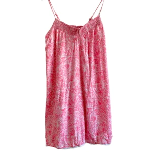 Kort Sommarklänning  - VARAN KAN KÖPAS DIREKT PÅ VÅR HEMSIDA, ettmarke.se 🌟 Färg: Rosa & Vit. Modell: Kort. Storlek: 38/M enligt lapp. Kan passa fler storlekar då den har justerbara axelband. Totallängd (utan axelband): Ca 74 cm Totallängd (med axelband) Ca 87cm 