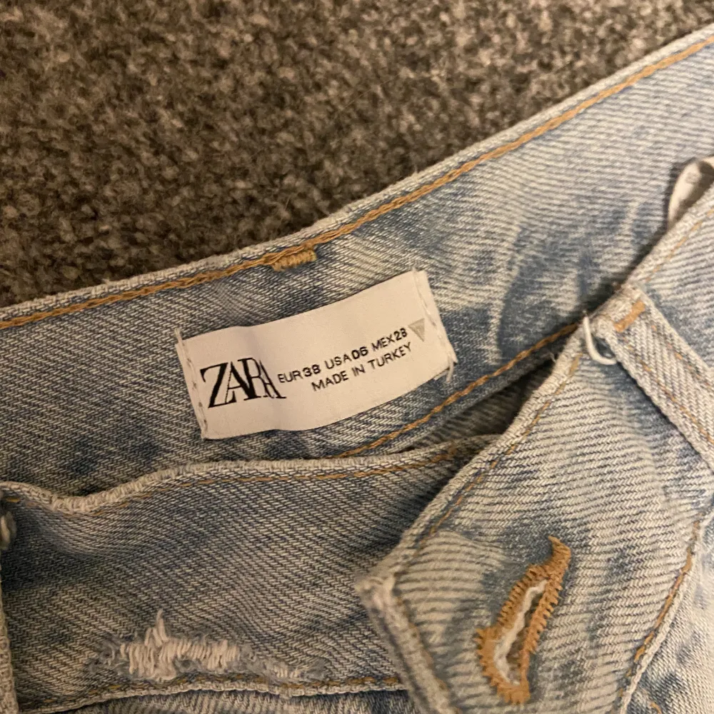 Ett par zara jeans i storlek 38, men skulle säga att de är lite små i storleken. Använda men inga synliga skador. Jeans & Byxor.