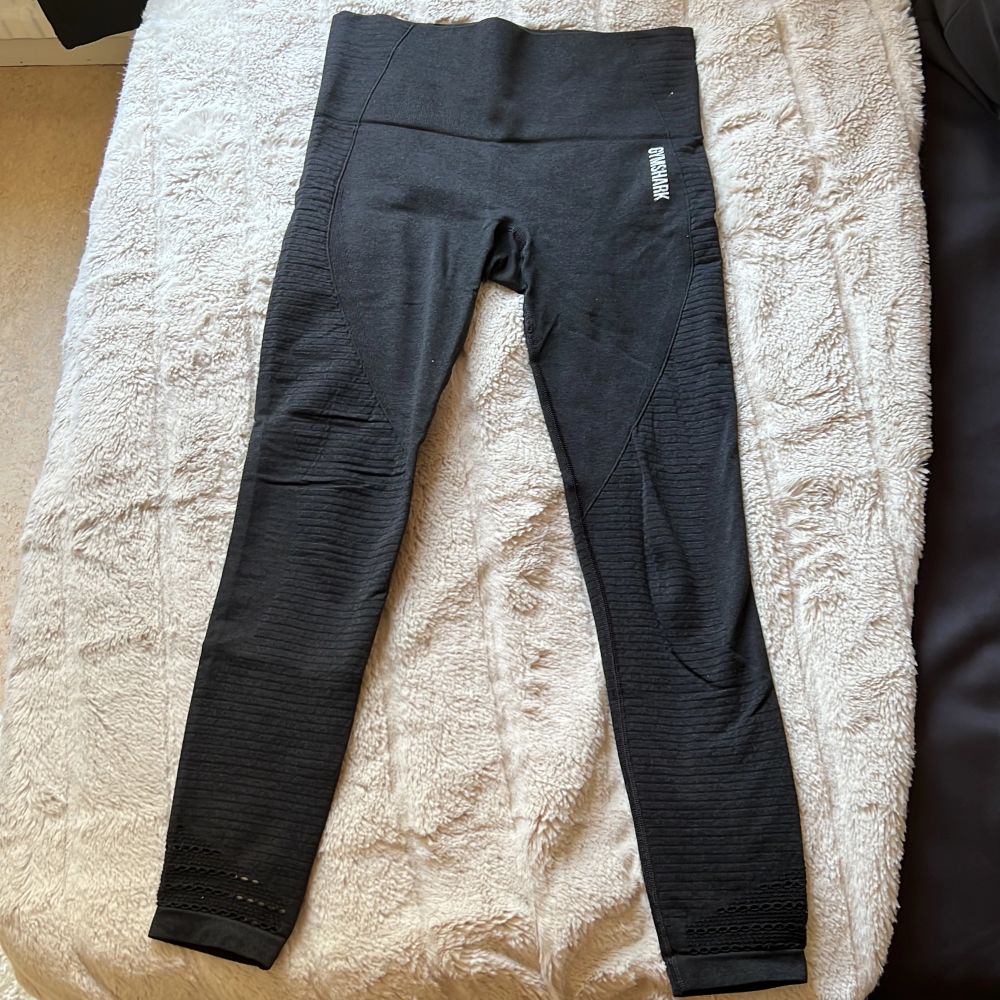 Svarta gymshark origin seamless leggings. Använda men i gott skick.. Jeans & Byxor.