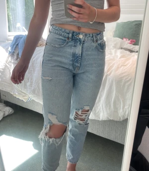 Zara jeans - Säljer mina jeans från zara då de inte längre passar. Är i storlek 36 men skulle säga att de är mer 34/xs.