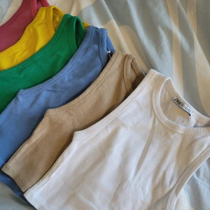 Toppar från Zara - 6 stycken toppar från zara i fint skick! Alla för 200 eller 50 kr styck! Köparen står för frakt, kan mötas upp i Göteborg:)