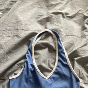 Topp - Blå topp med vita detaljer