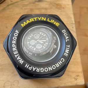 Martyn line klocka  - Helt ny klocka som jag aldrig har använt prislapp o box följer med. Nypris 3200, har av er om ni har frågor 