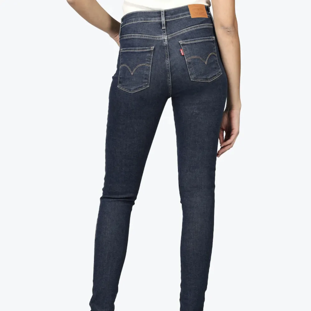 Levi’s 720 high-rise super skinny jeans i storlek 24x30. Helt oanvända med alla lappar kvar, nypris 1300kr💕. Jeans & Byxor.