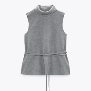 Zara topp - Skitsnygg topp från zara. Endast använd en gång då det ej var min stil!  Sista bilden är lånad (en annan färg på toppen) den jag säljer är grå som på första bilden☀️