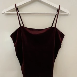 Topp - Partytopp i sammet från GinaTricot strlk M. Vinröd/vinlila.