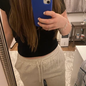 Linnebyxor i storlek M - Jättefina linnebyxor i linnefärg. Införskaffade för endast en månad sen men aldrig använda. Inköpspris: 249kr