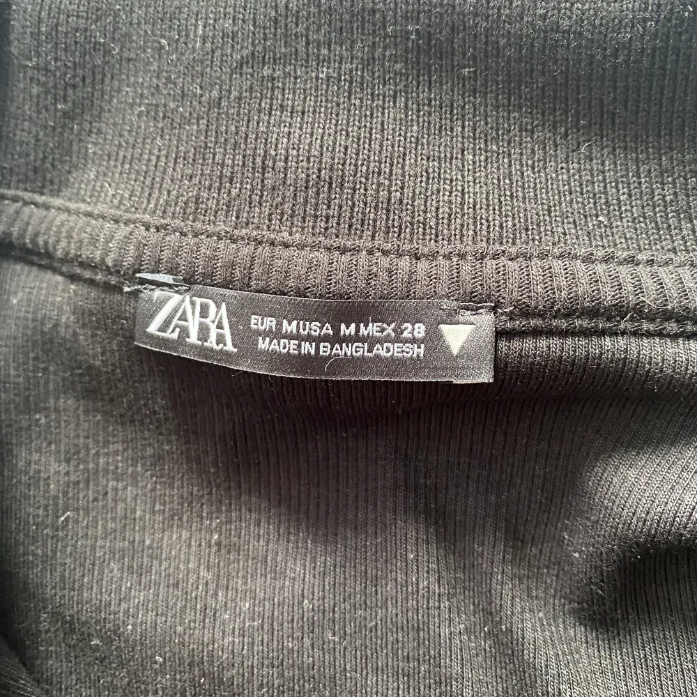 Denna fina T-shirt med krage har jag köpt på Zara och använt en gång💓säljer för att den är lite för kort för mig💓den har storlek M och är i jättebra skick💓. T-shirts.