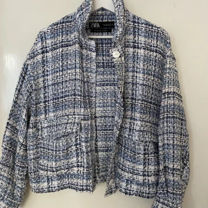 Strukturvävd jacka Zara - Strukturvävd jacka i twill från Zara med två fickor fram. Knappt använd. Storlek S. Fint skick!