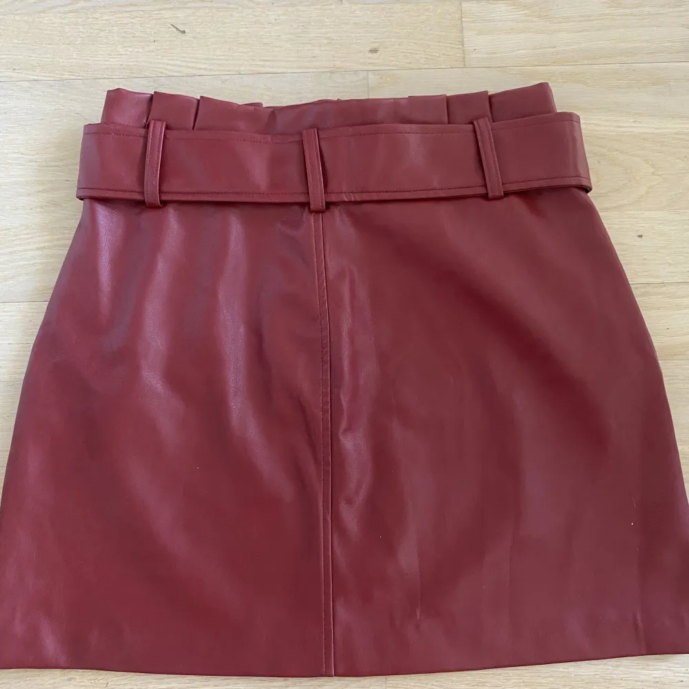 ”Skinn”kjol från ZARA i fakeskinn! Väldigt sparsamt använd och inga anmärkningar . Kjolar.