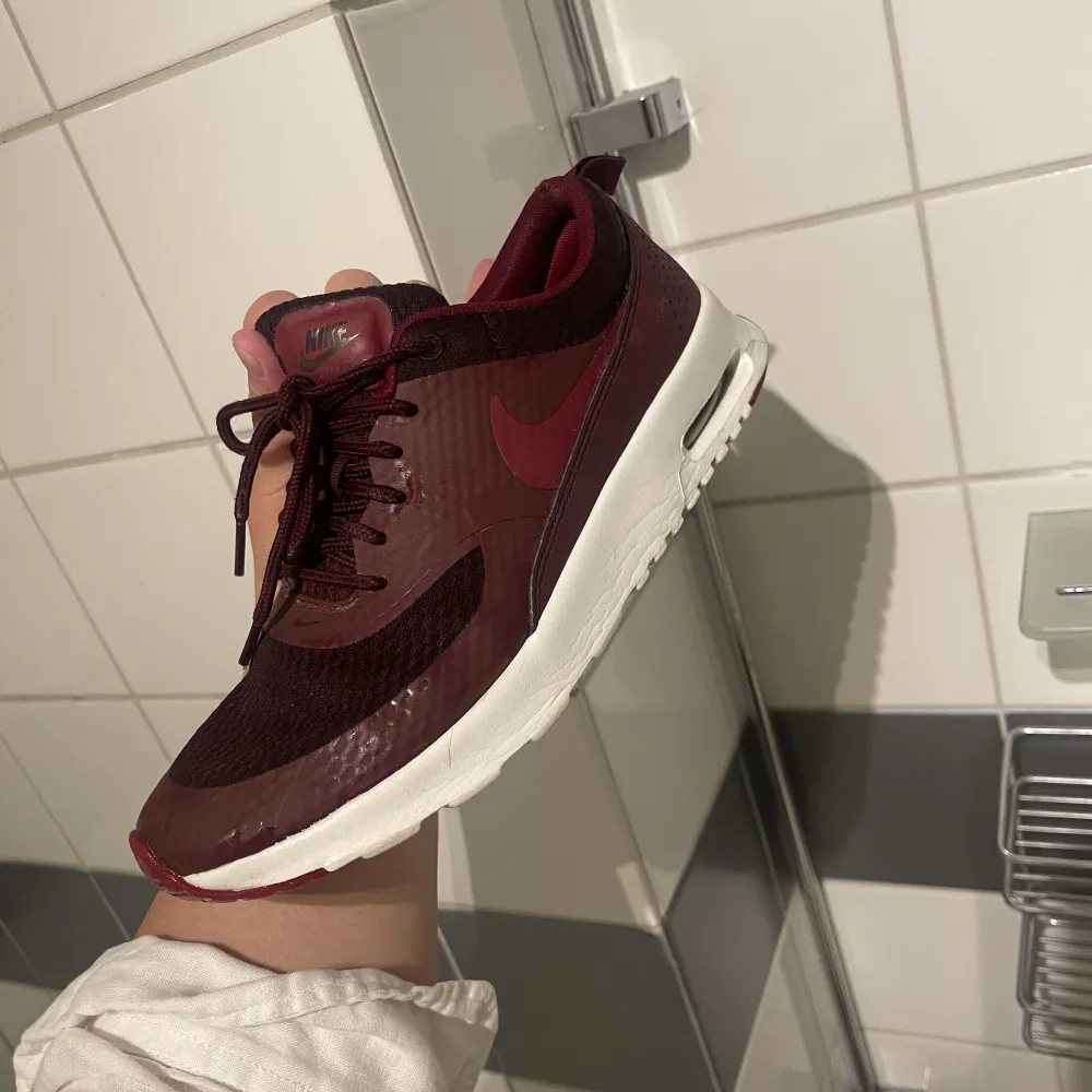 Skor från Nike i modellen air max thea. Färgen vinröd i storlek 39, upplevs små i storlek.. Skor.