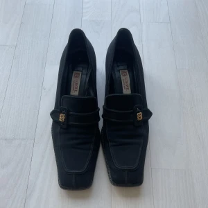 Loafers från Loewe - Måste tyvärr sälja dessa godbitar då de är lite stora. Mycket sparsamt använda men tyvärr ändå lyckats få lite slitage på insidan av hälen. Men inget man tänker på 🌸🌸🌸