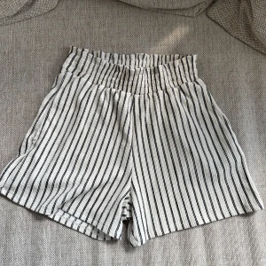 Shorts  - Knappt använd, jätte fint material.