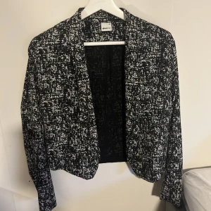 Kavaj, S - Tunn mönstrad kavaj i polyester från Ginatricot